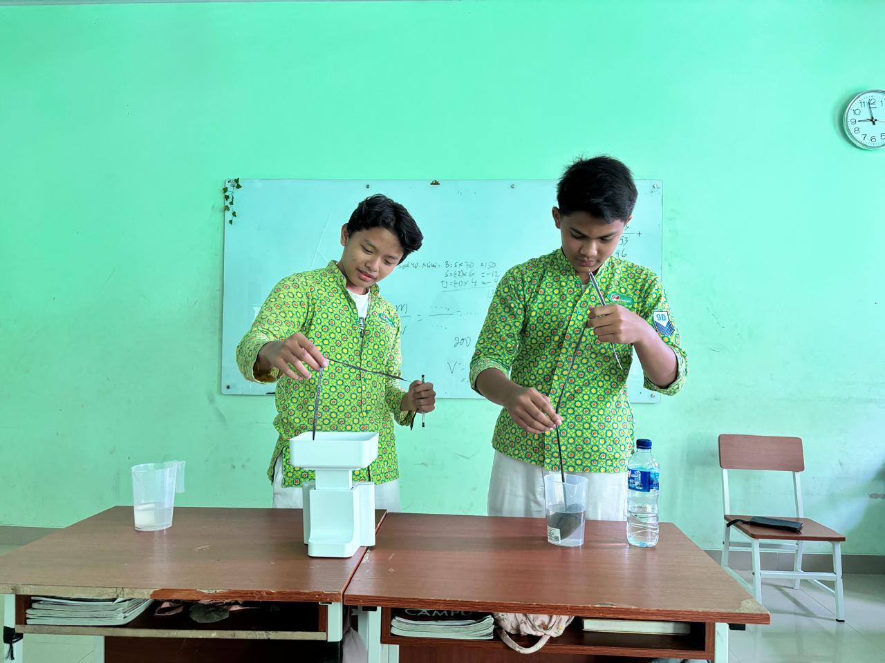 Murid Kelas IX D MTsN 9 Bantul Laksanakan Ujian Praktik IPA Materi Massa Jenis Zat Padat